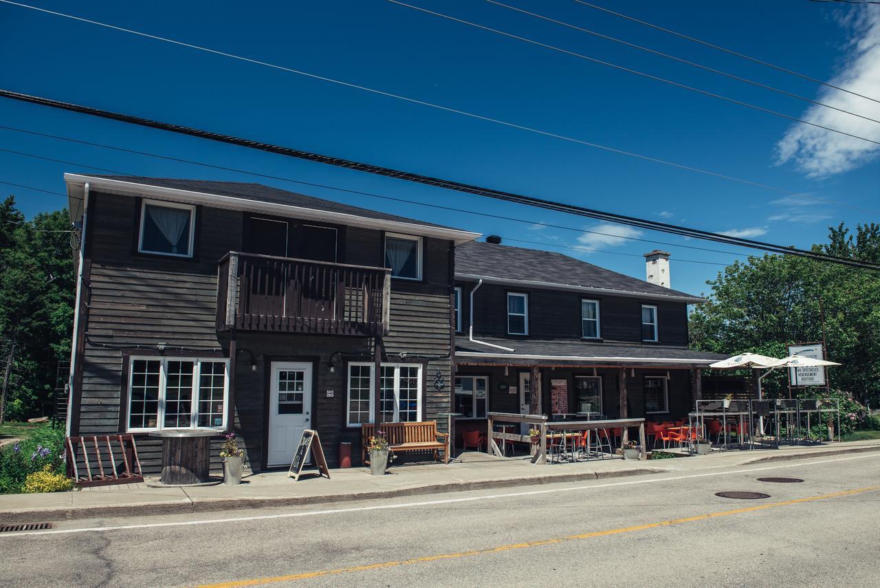 Auberge Et Salle De Spectacle La Fascine L'Isle-aux-Coudres Exterior photo